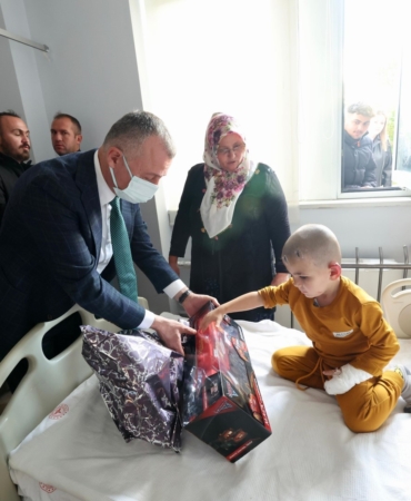 Büyükakın, doğalgaz patlamasından etkilenen vatandaşlarla bir araya geldi