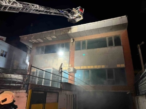 Büyükçekmece’de 3 katlı iş yerinde korkutan yangın