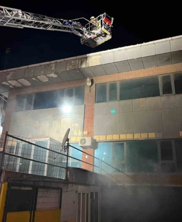 Büyükçekmece’de 3 katlı iş yerinde korkutan yangın