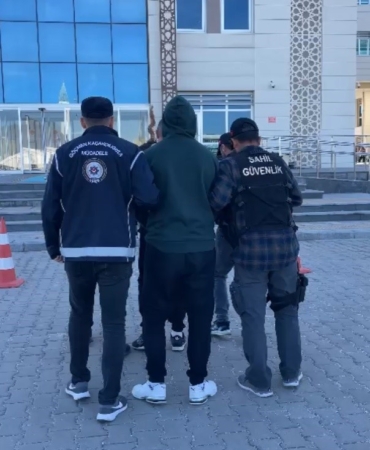 Çanakkale’de göçmen kaçakçılığı operasyonu: 79 kaçak göçmen ile 2 organizatör yakalandı
