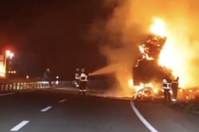 Çanakkale’de saman yüklü tır yandı