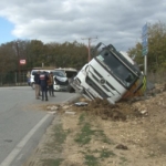 Çatalca’da minibüsle çarpışan hafriyat kamyonu devrildi: 1 yaralı