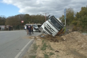Çatalca’da minibüsle çarpışan hafriyat kamyonu devrildi: 1 yaralı