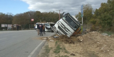 Çatalca’da minibüsle çarpışan hafriyat kamyonu devrildi: 1 yaralı