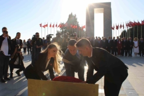 CHP Genel Başkanı Özel, Şehitler Abidesinde Atatürk Anıtına çelenk bıraktı