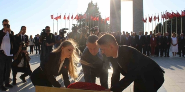 CHP Genel Başkanı Özel, Şehitler Abidesinde Atatürk Anıtına çelenk bıraktı