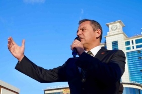 CHP Genel Başkanı Özel’den tutuklanan belediye başkanına destek mitingi