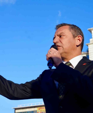 CHP Genel Başkanı Özel’den tutuklanan belediye başkanına destek mitingi
