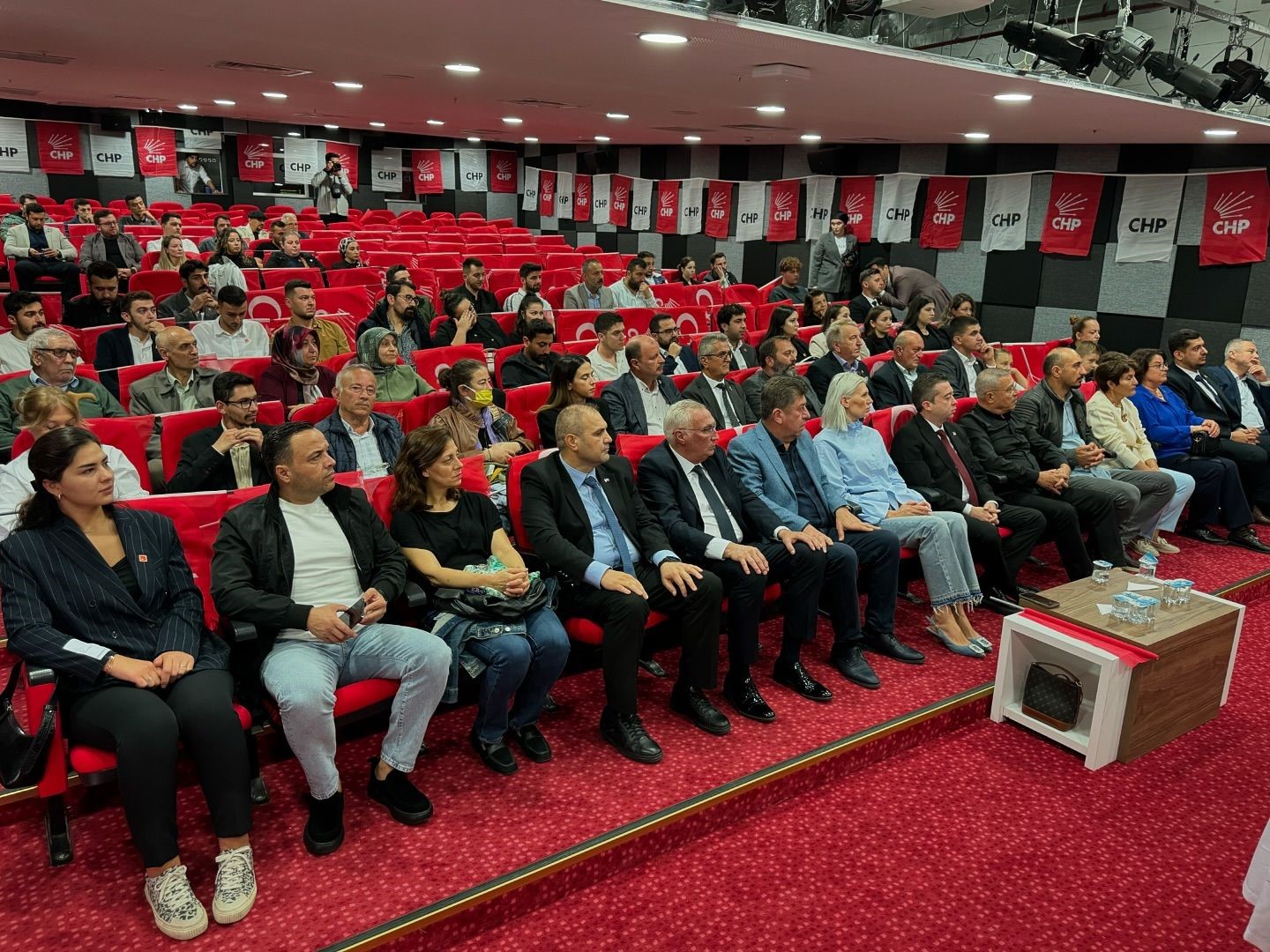 CHP’nin kongresinde koltuklar boş kaldı