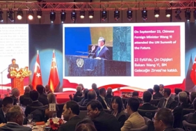 Çin’in 75. kuruluş yıl dönümü İstanbul’da ‘Gül Döktüm Yollarına’ şarkısıyla kutlandı