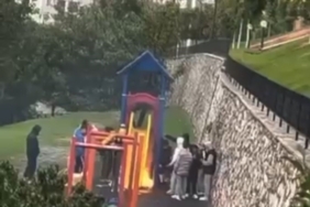 Çocuk parkında kaydırağı yakıp sohbet ettiler