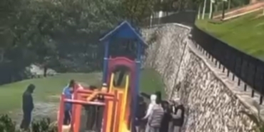 Çocuk parkında kaydırağı yakıp sohbet ettiler