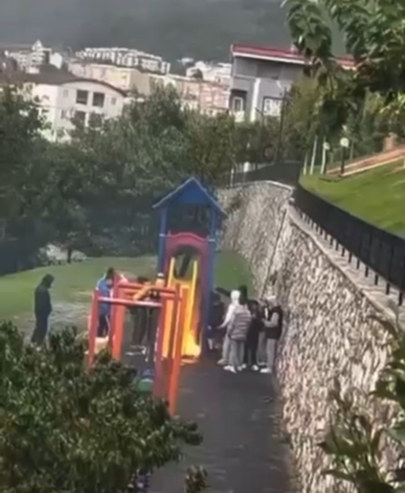 Çocuk parkında kaydırağı yakıp sohbet ettiler