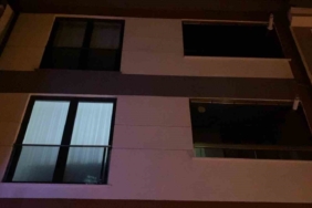 Çocuklar çakmakla oynarken evi yaktı