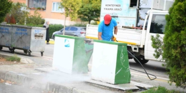 Çöp konteynerleri yıkanarak kötü konunun önüne geçiliyor