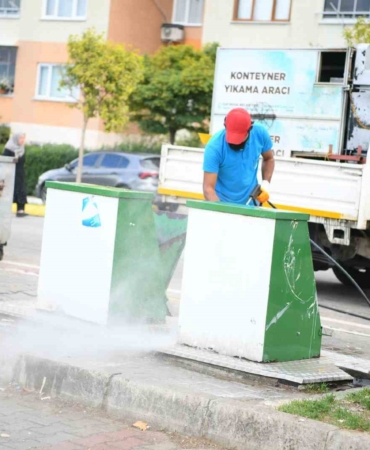 Çöp konteynerleri yıkanarak kötü konunun önüne geçiliyor