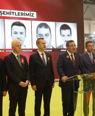 Cumhurbaşkanı Yardımcısı Cevdet Yılmaz TUSAŞ standını ziyaret etti