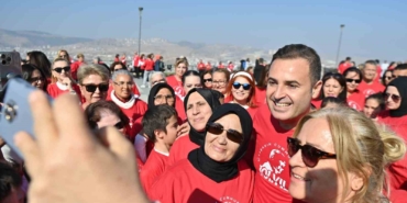 Cumhuriyet için 500 kişi 7’den 70’e zeybek oynadılar