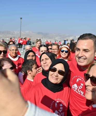 Cumhuriyet için 500 kişi 7’den 70’e zeybek oynadılar