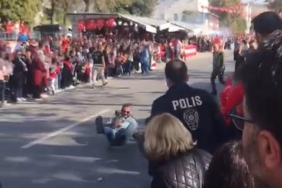 Cumhuriyet kutlamalarında kaza: Gösteri yapan motosikletli polis, 2 polise çarptı