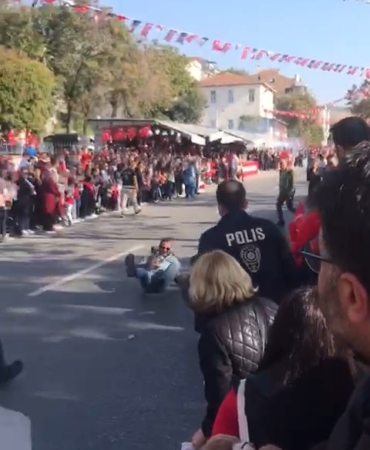 Cumhuriyet kutlamalarında kaza: Gösteri yapan motosikletli polis, 2 polise çarptı