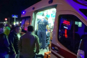 D-100’de motosiklet yayaya çarptı: 2 ağır yaralı