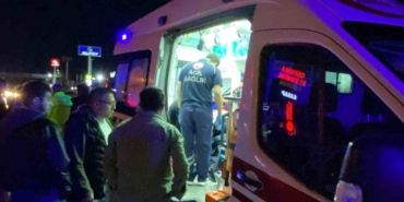 D-100’de motosiklet yayaya çarptı: 2 ağır yaralı