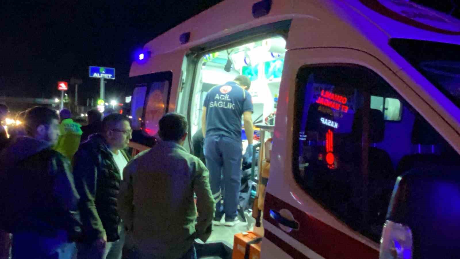 D-100’de motosiklet yayaya çarptı: 2 ağır yaralı