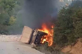 Devrilen kamyon alev alev yandı