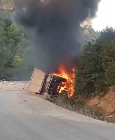 Devrilen kamyon alev alev yandı