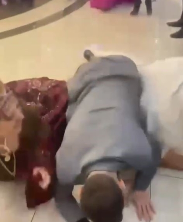 Düğünde çiçek kapma yarışına giren erkekler gelini yere düşürdü