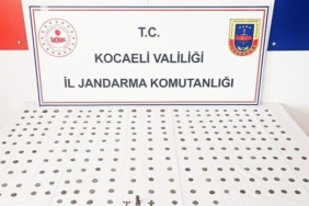 Durdurulan araçta tarihi eser niteliğinde obje ve sikkeler bulundu