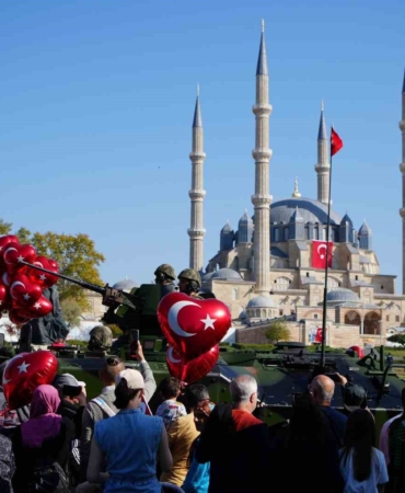 Edirne’de 101. yıl coşkusu kalabalık cadde ve sokaklara taştı