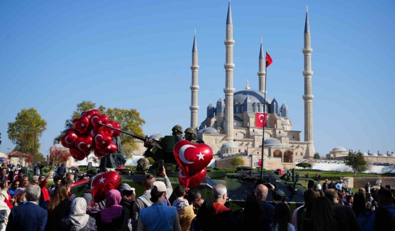 Edirne’de 101. yıl coşkusu kalabalık cadde ve sokaklara taştı