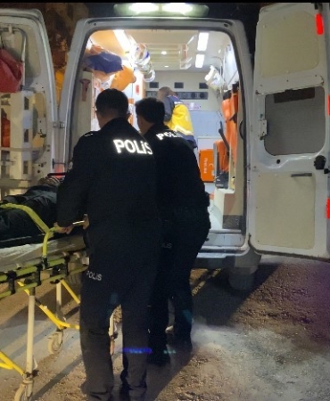 Edirne’de direğe çarpan aracın içinde sıkışan sürücü yaralandı