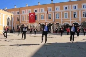 Edirne’de öğretmenler zeybek oynadı, öğrenciler izledi