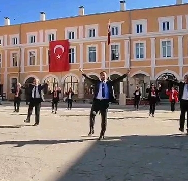 Edirne’de öğretmenler zeybek oynadı, öğrenciler izledi