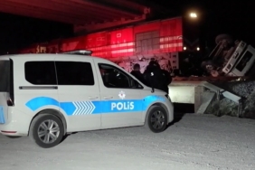 Edirne’de yolcu treni beton pompasına çarptı