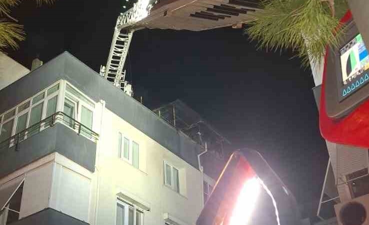 Edremit’te apartman sakinleri sabah yangınla uyandı