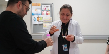 Eğitim ve Araştırma Hastanesinde vatandaşlara dezenfektan ve sabun hediye edildi