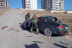 Ehliyetsiz sürücü takla atan otomobilde yaralandı