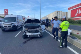 El freni çekilmeyen otomobil yola çıktı, kazada iki otomobil hurdaya döndü