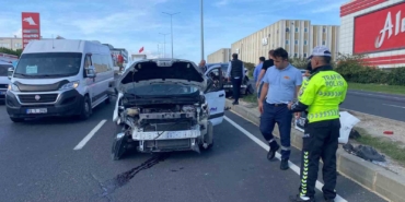 El freni çekilmeyen otomobil yola çıktı, kazada iki otomobil hurdaya döndü
