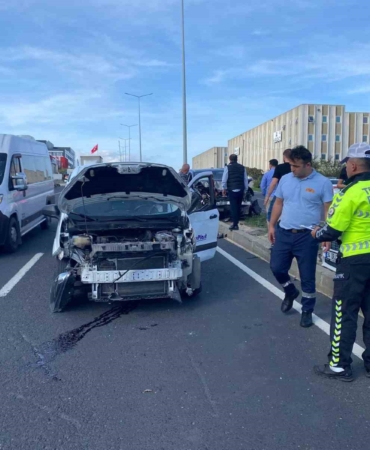 El freni çekilmeyen otomobil yola çıktı, kazada iki otomobil hurdaya döndü