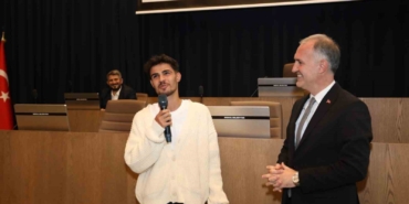 Elindeki çöpü cebine koyan genç ödüllendirildi