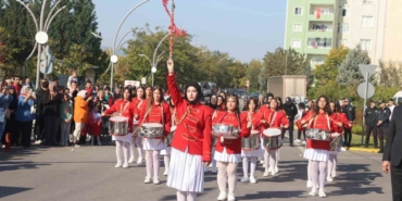 Ellerinde bayraklarla Cumhuriyet için yürüdüler