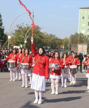 Ellerinde bayraklarla Cumhuriyet için yürüdüler