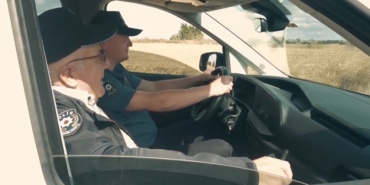 Emekli polis, kıyafetini giyerek devriyeye çıktı