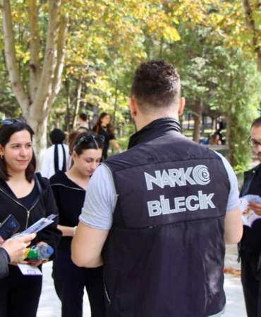 Emniyet ekipleri gençleri bilinçlendiriyor
