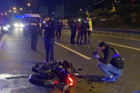 Esenler TEM Otoyolu’nda feci kaza... Motosiklet asfalt yenileme aracına çarptı: 1 ölü